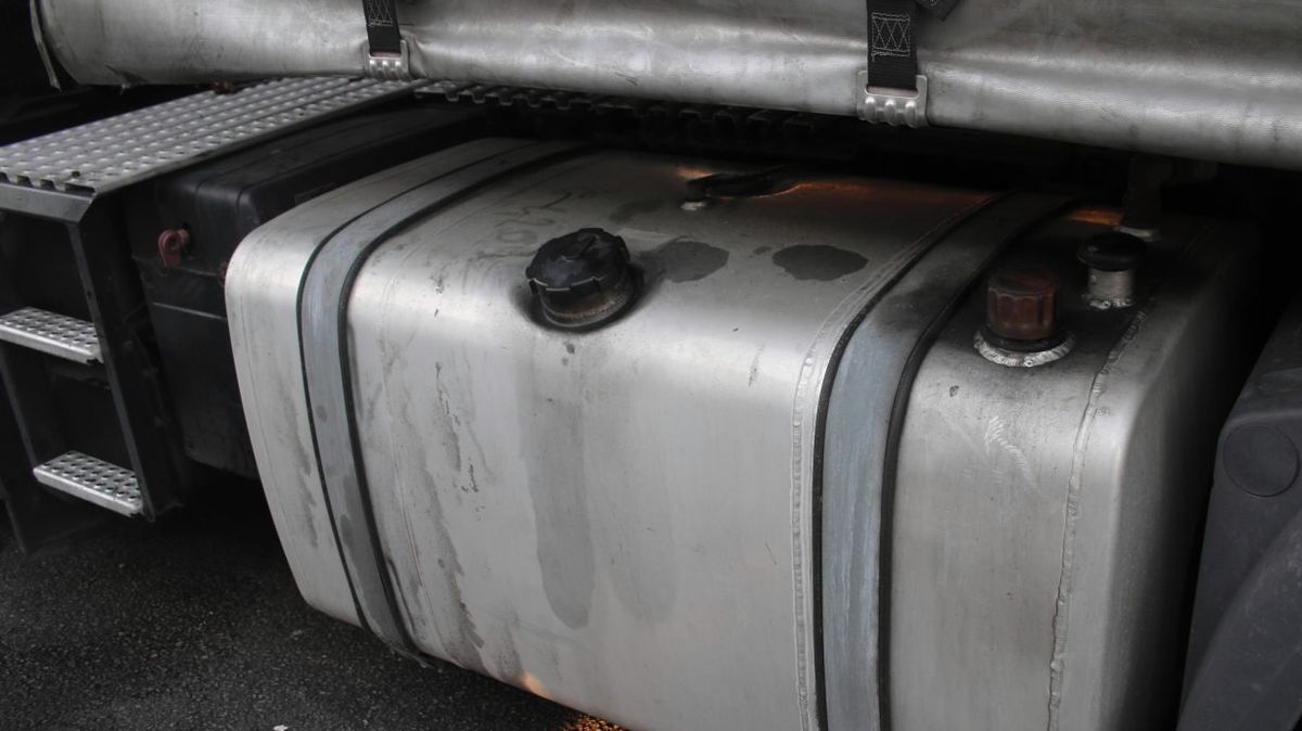 Cizinci kradli u D1 naftu z nákladních aut